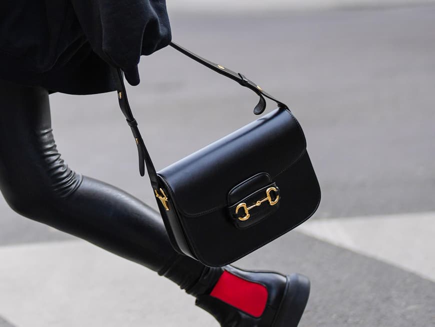 Xenia Adonts trägt schwarze Tasche Xenia Adonts trägt schwarze Tasche