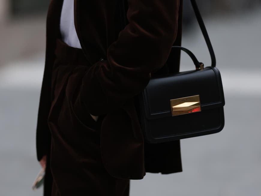 Frau trägt Tasche