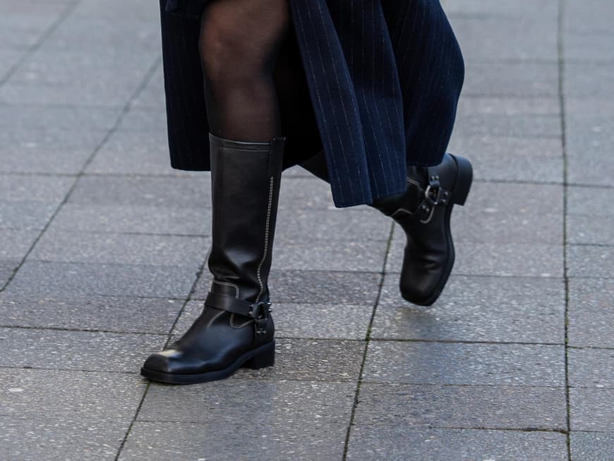 Frau trägt schwarze Stiefel
