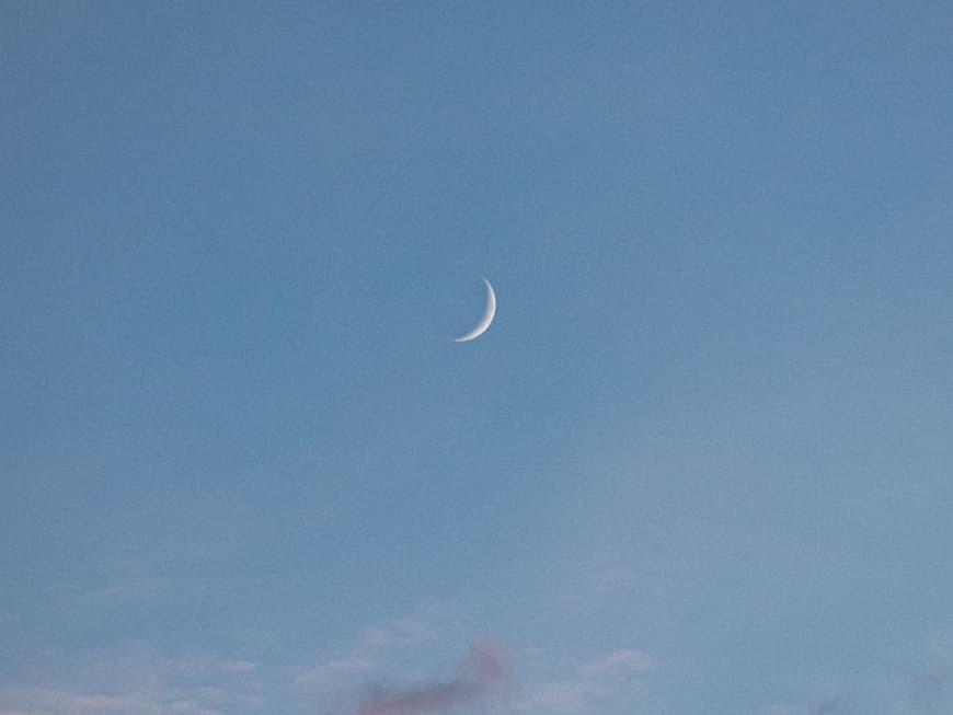 Neumond am Himmel Neumond am Himmel mit rosafarbenen Wolken
