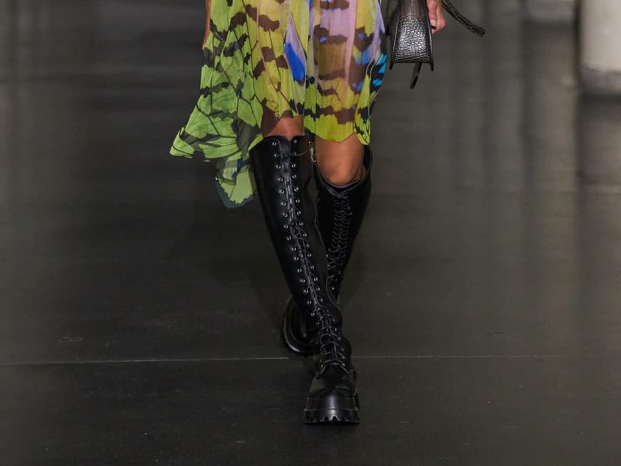 Stiefel-Trends 2024: Diese Modelle solltest du kennen Frau mit Schnürstiefeln und transparentem Kleid