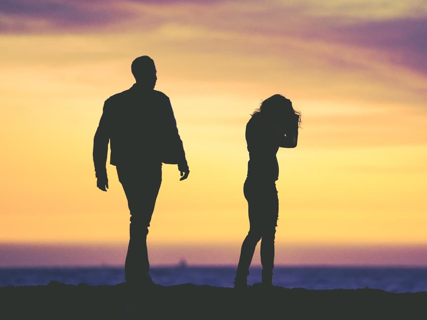 Silhouetten von einem Mann und einer Frau am Meer
