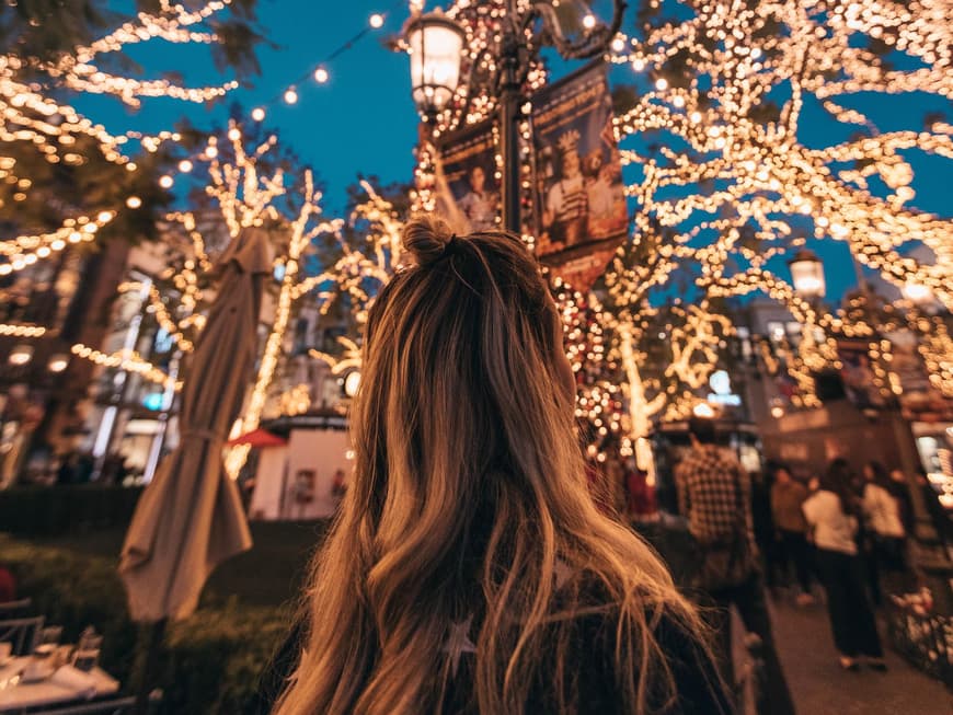 Diese Sternzeichen finden ihre große Liebe auf dem Weihnachtsmarkt Frau auf Weihnachtsmarkt