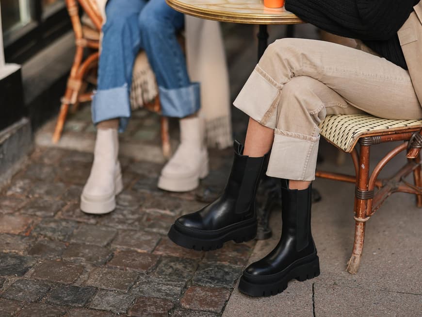 Zwei Frauen mit Boots von Copenhagen Studios