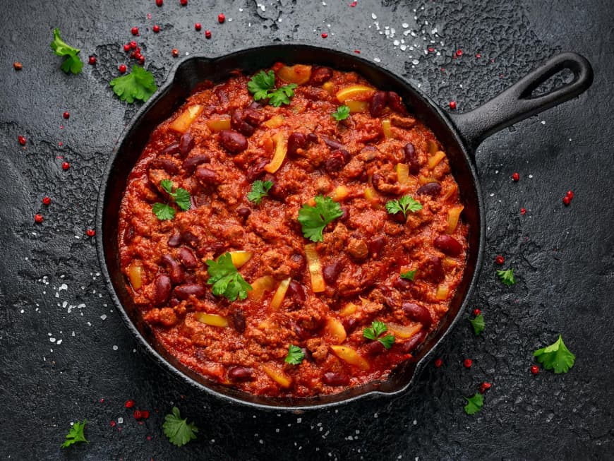 Chili sin Carne in einer schwarzen Pfanne