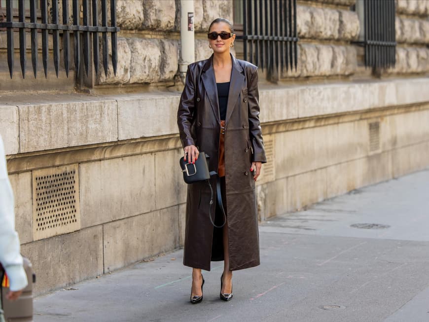 Darja Barannik trägt Pump in Schwarz und Silber auf Paris Fashion Week