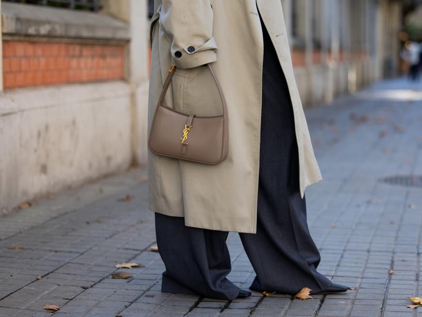 Frau mit Designer Tasche