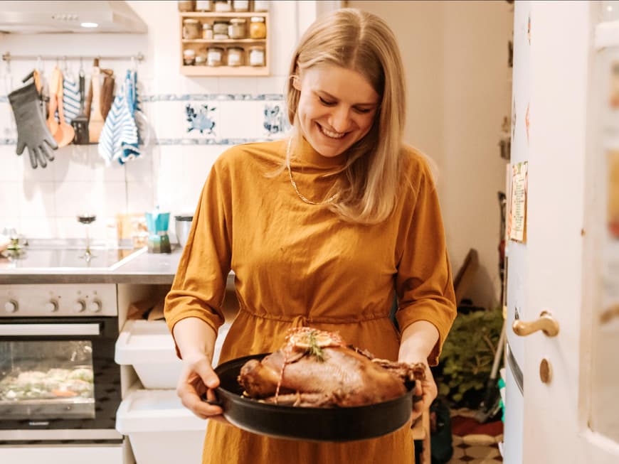 Frau mit Weihnachtbraten