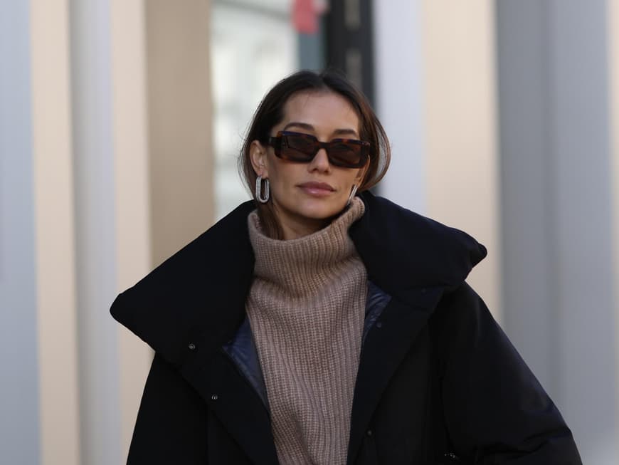 Diese Pullover-Ausschnitte passen am besten zu deiner Frisur Anna Schürle trägt Rollkragenpullover