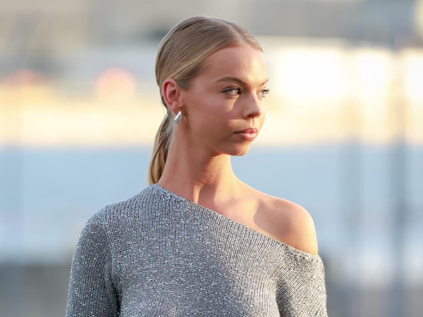 Diese Pullover-Ausschnitte passen am besten zu deiner Frisur Frau trägt Off Shoulder Pullover