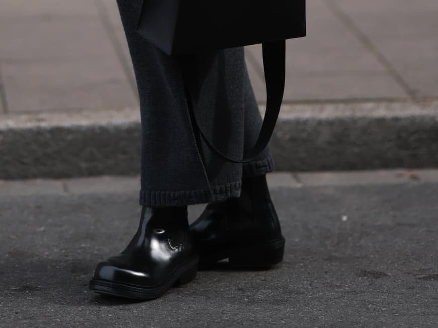 Frau trägt Ankle Boots