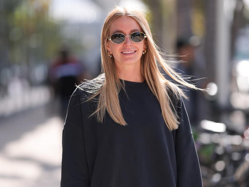 Diese Pullover-Ausschnitte passen am besten zu deiner Frisur Frau trägt Pullover mit Rundhalsausschnitt