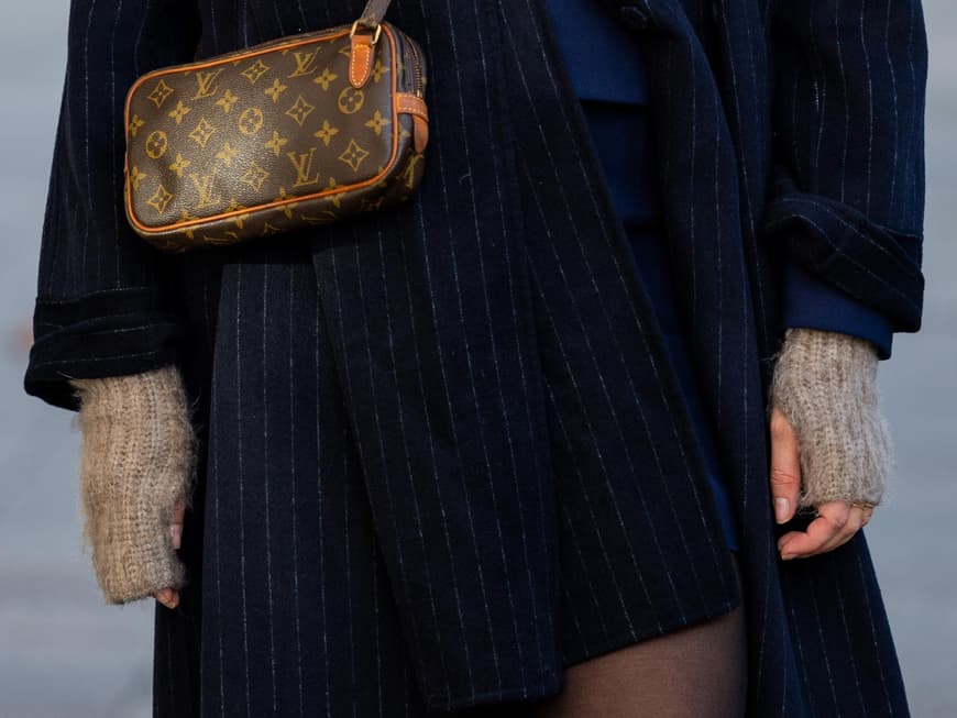 Frau mit gehäkelten Handschuhen