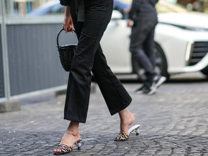 Frau in schwarzer Jeans