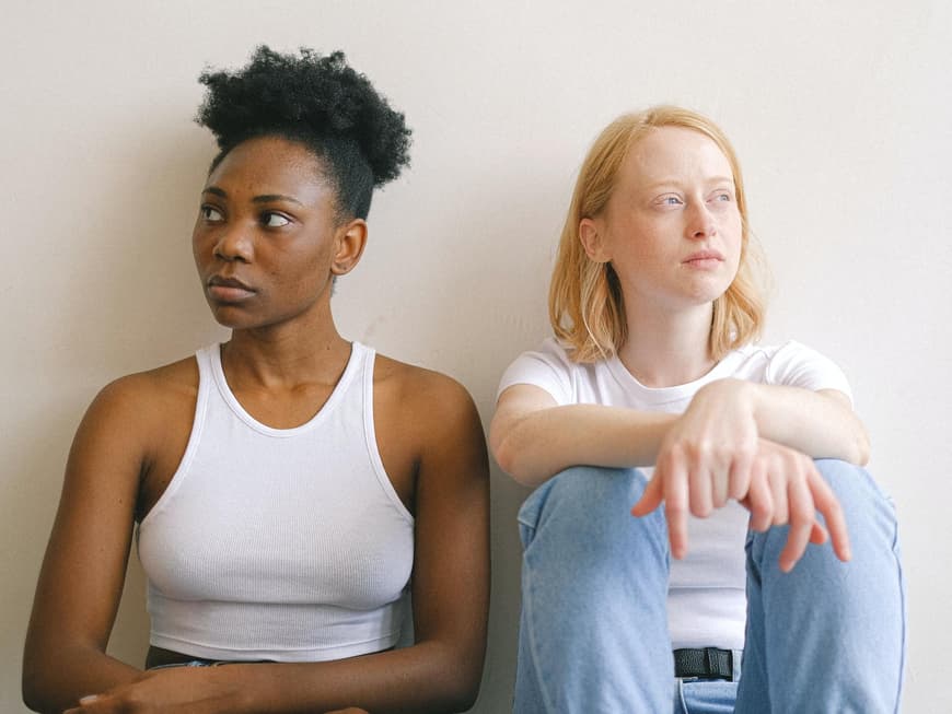 Zwei Frauen sprechen nicht miteinander