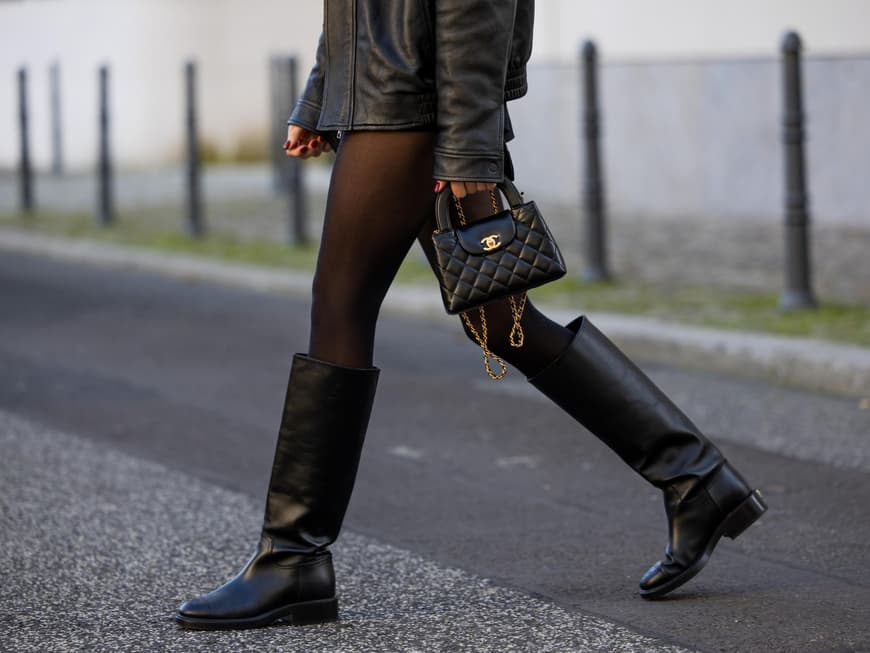 Mandy Bork Streetstyle trägt schwarze Stiefel und Chanel Tasche