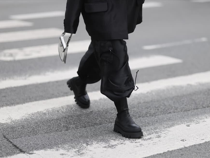 Naomi Anwer trägt schwarze Chelsea Boots