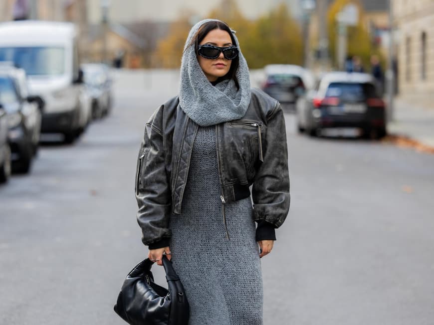 Frau in grauem Strickkleid
