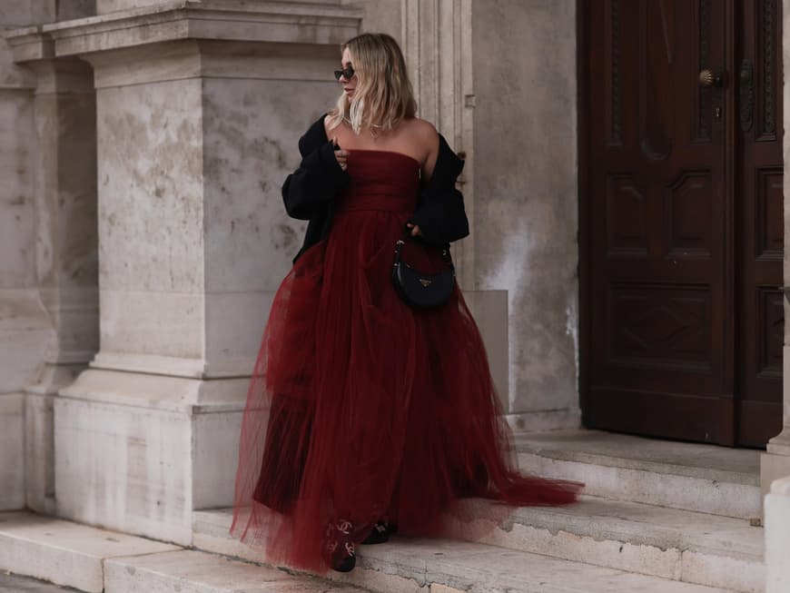 Frau in rotem Kleid