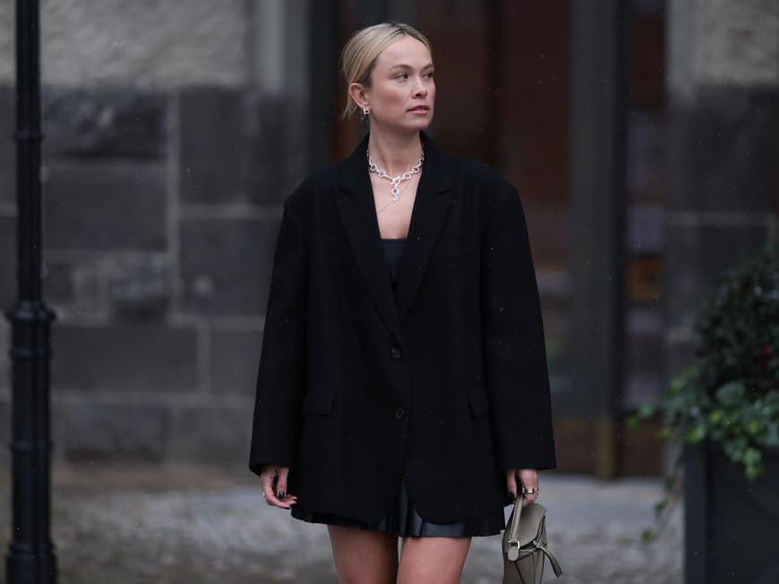 Frau in schwarzem Blazer