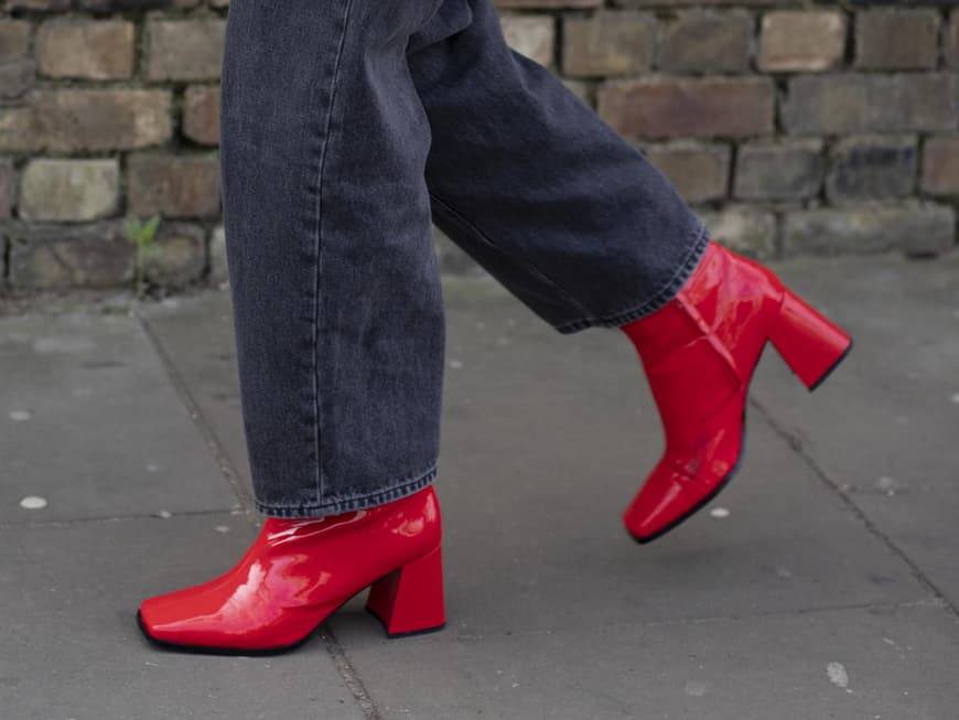 Ankle Boots kombinieren rote Ankle Boots Streetstyle mit grauer Jeans