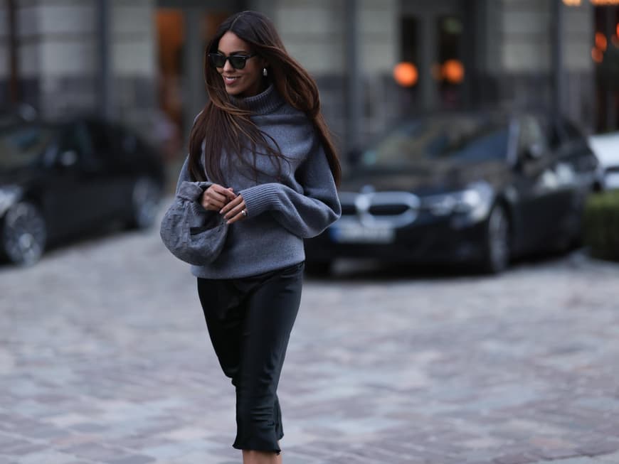 Frau im grauen Pullover 