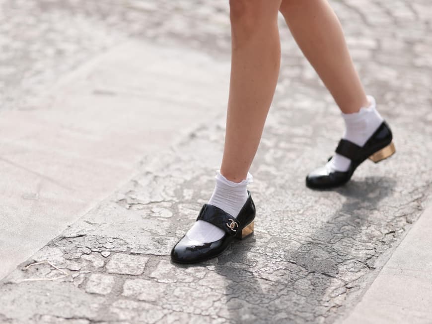 Frau in Chanel Ballerinas