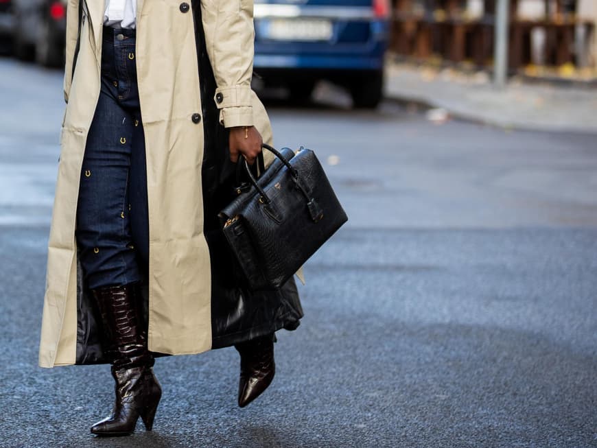 Frau mit Tasche von MCM