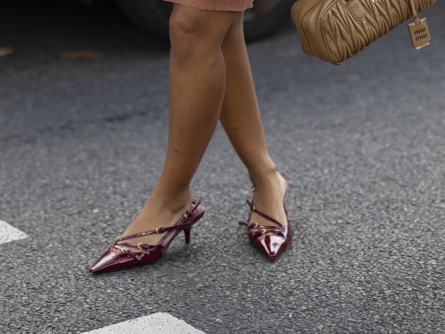 Frau mit bordeauxfarbenen Kitten Heels