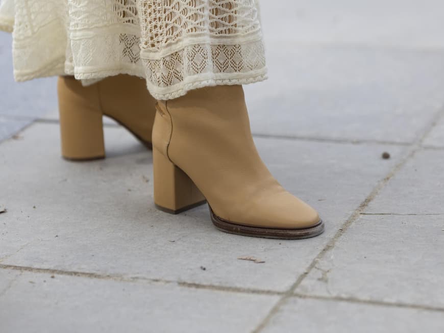 Frau trägt Ankle Boot in Braun auf Paris Fashion Week