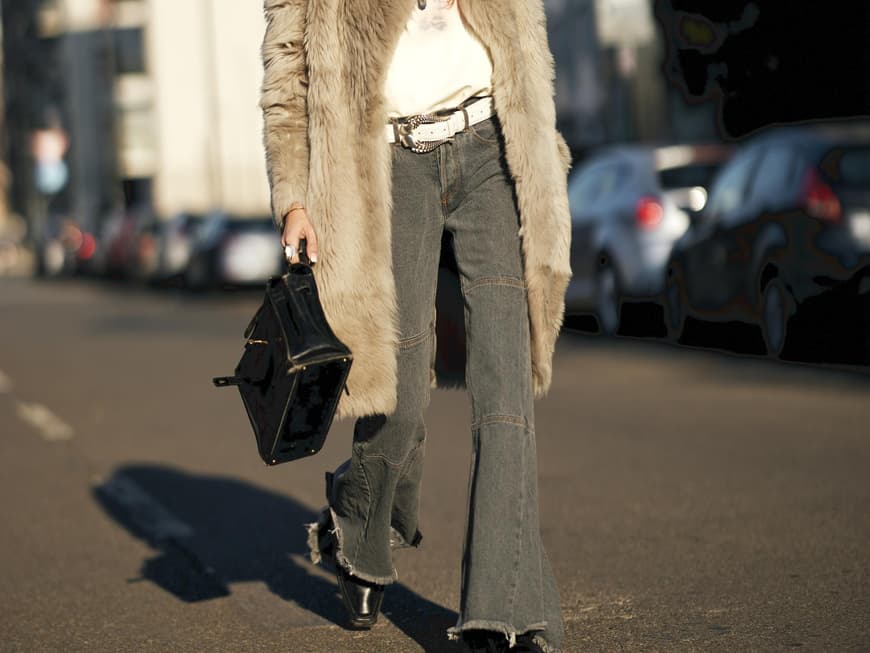 Frau trägt auf Mailand Fashion Week Tasche