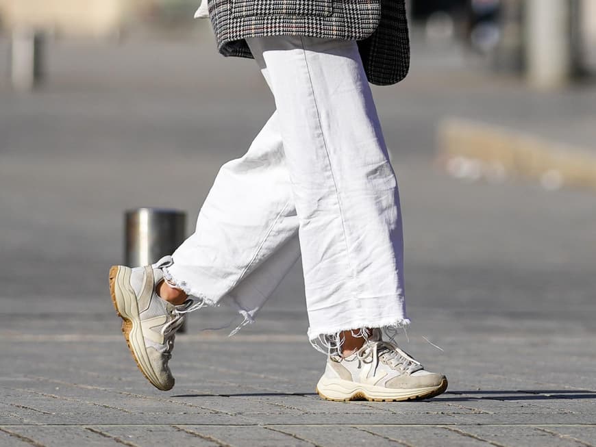 Frau trägt Veja Sneaker in Beige- und Cremefarben Streetstyle