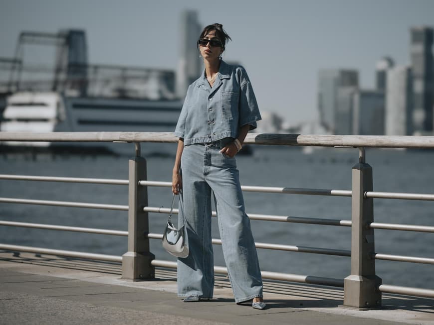 Frau trägt weite Jeans mit Jeans Oberteil weite Jeans kombinieren
