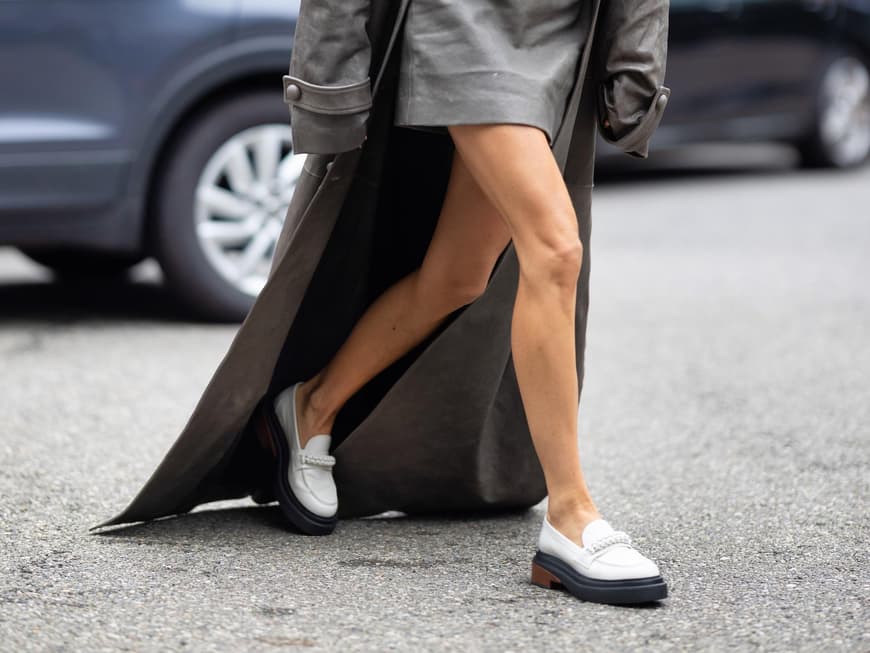Kleid mit Loafern