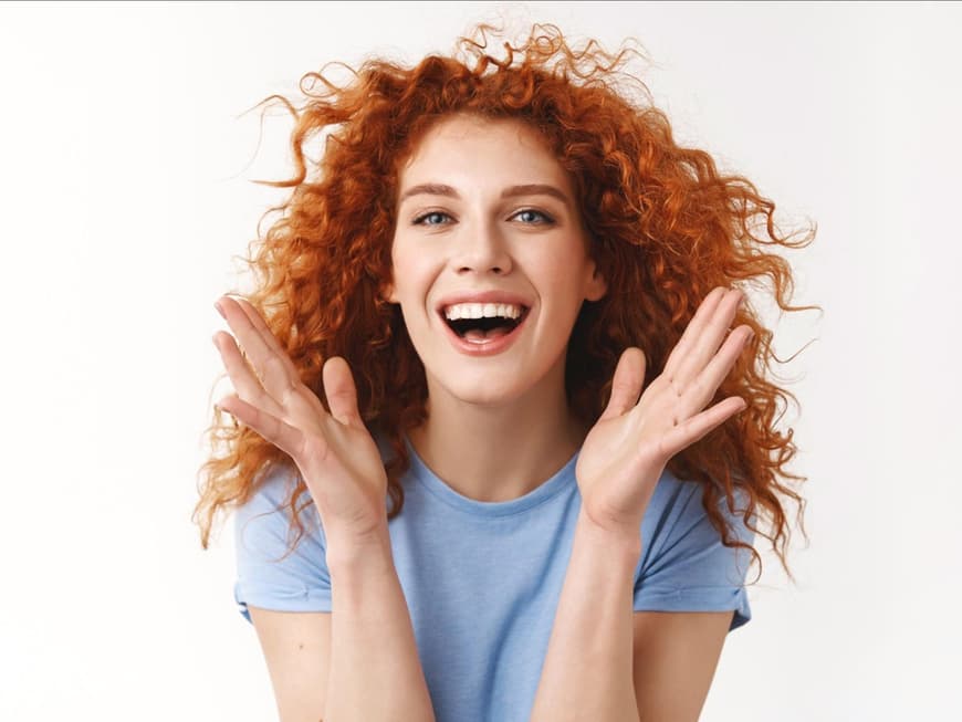 Haarpflege für Locken Frau mit lockigen Haaren