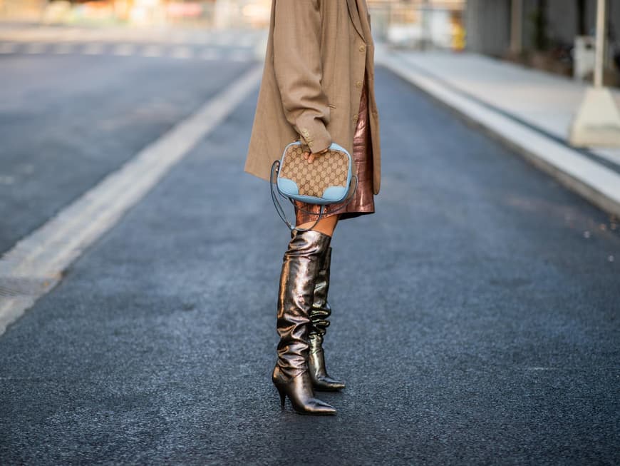 Frau mit Slouchy Stiefel