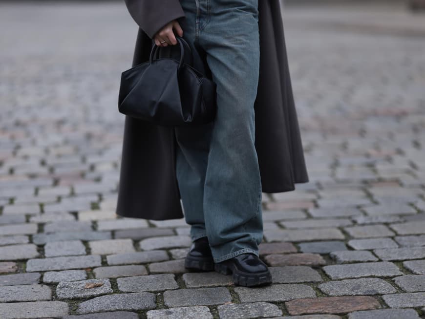 Sophia Geiss trägt Wide Leg Jeans Loafer schwarze Tasche