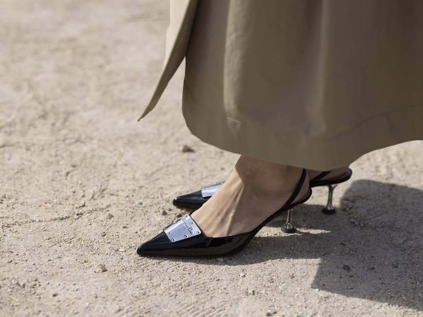 Frau mit spitzen Kitten Heels Statt Stiefel: 3 Schuh-Trends, die 2024 jeder liebt