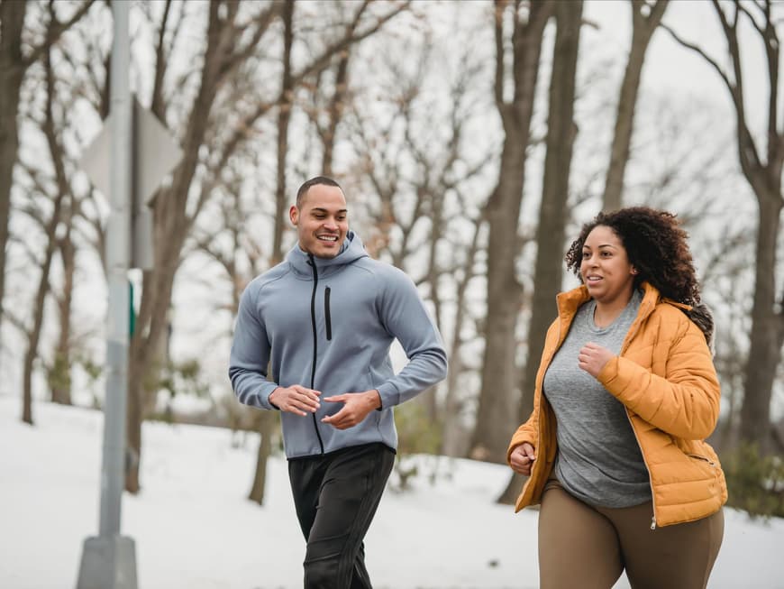 Sport im Winter Mann und Frau machen Sport im Winter