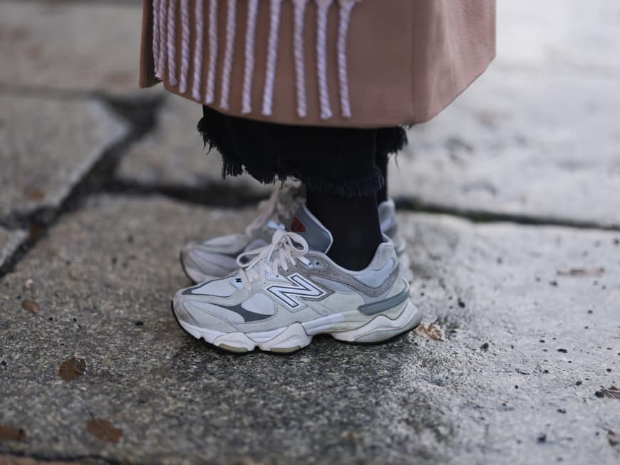 Weiße Turnschuhe mit grauen Details