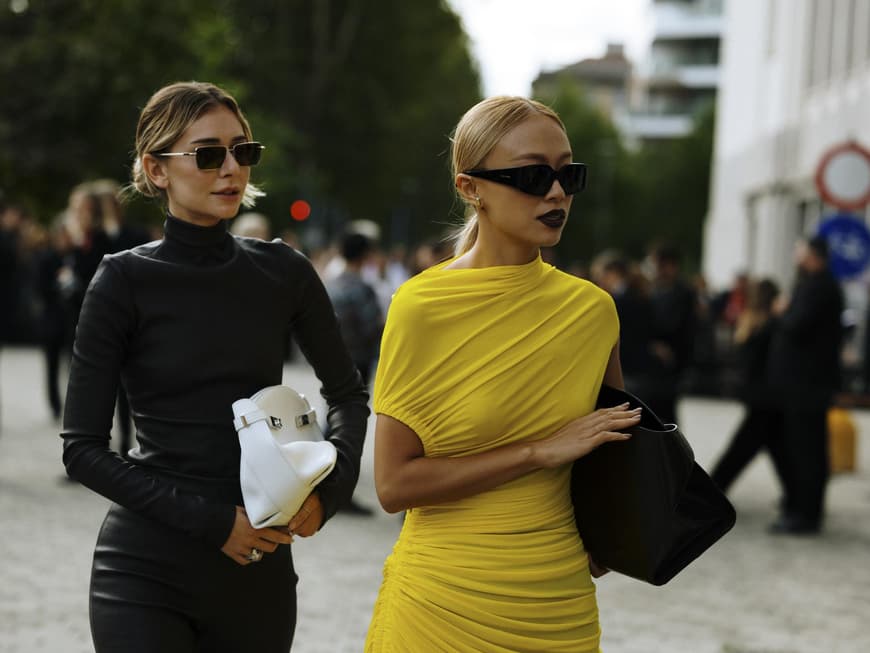 Zwei stylische Frauen in Kleidern