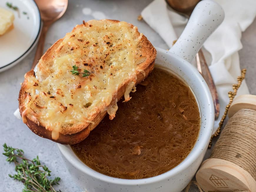 Zwiebelsuppe mit Baguette