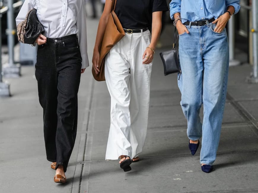 Drei Frauen tragen Jeans