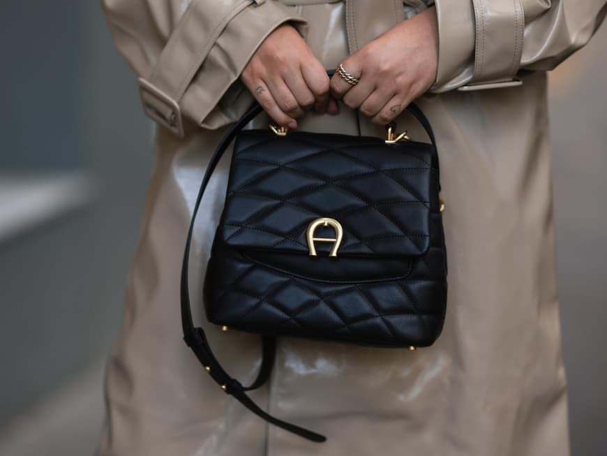 Frau trägt Aigner-Tasche