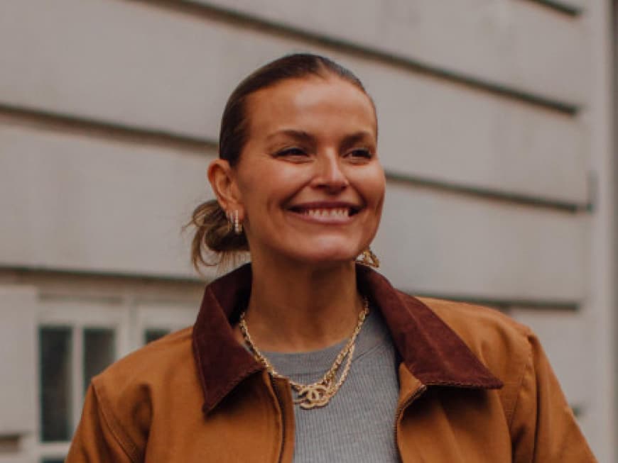 Lächelnde Frau mit Sleek Look
