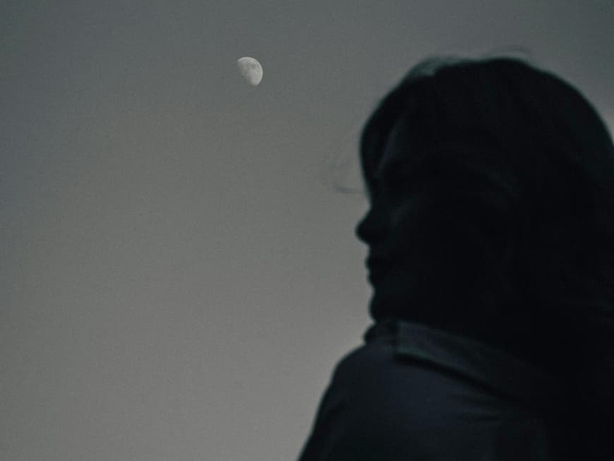Frau mit Mond