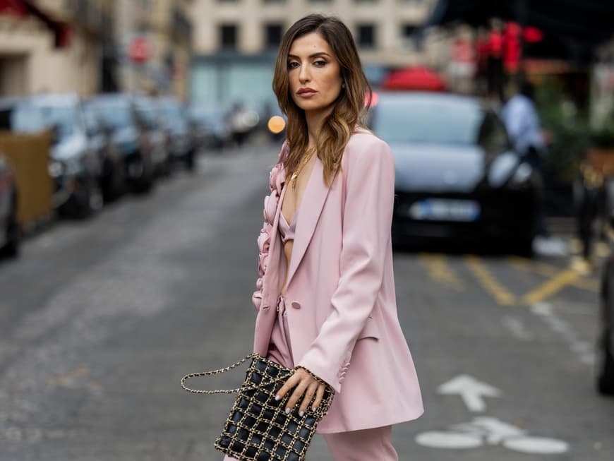 Dieser Frühlings-Blazer von H&M ist der neue Star am Modehimmel Frau im rosafarbenen Blazer