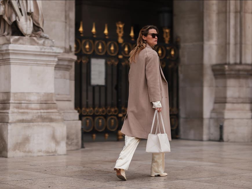 Chloe Lecareux in einem cremefarbenen Outfit
