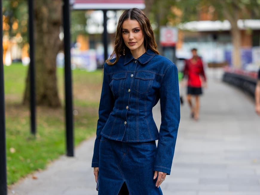 Frau in dunkelblauer JeansjackeDiese Jeansjacke von & Other Stories ist der größte Frühlingstrend – laut Designerin