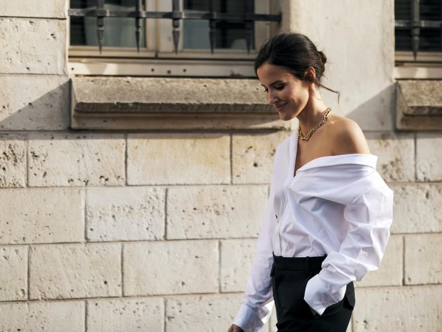 3 Frühlings-Trends, bei denen es sich wirklich lohnt, mitzumachen Frau in weißer Bluse